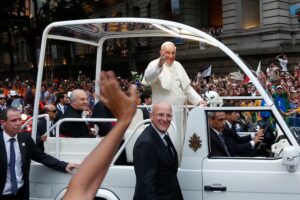 Francisco donó su papamóvil para transformarlo en una clínica para niños