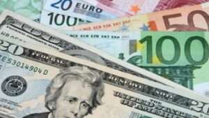 Dólar y euro se ubican en la baja este lunes