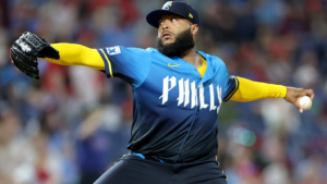 José Alvarado suspendido por la MLB: ¿Qué ocurrió con el lanzador?