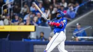Guerrero Jr. pega sexto jonrón de la temporada en triunfo de Azulejos