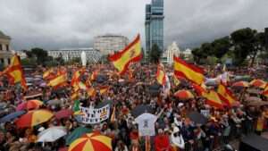 Miles de personas piden en Madrid la dimisión de Pedro Sánchez