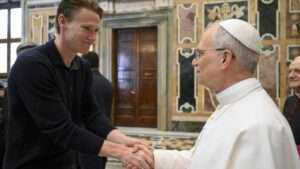El papa León siembra dudas sobre su club de fútbol favorito al recibir al campeón italiano Napoli
