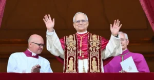 El Papa León XIV sorprende al mundo con emotivo mensaje en español en su primera aparición pública