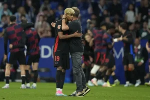 El Barcelona corona la Liga en el derbi