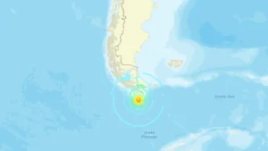 Un sismo de magnitud 7,4 sacude la costa sur de Chile y Argentina; hay amenaza de tsunami