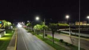 Alcaldía de Santiago y EDENORTE iluminan tramo clave de la autopista Duarte