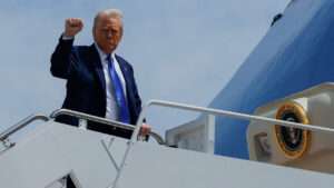 El presidente estadounidense Donald Trump libra una guerra comercial sin obtener la aprobación del Congreso: declaró una emergencia nacional para imponer gravámenes a las importaciones, denominados aranceles, a casi todos los países del mundo. El presidente ahora enfrenta al menos siete demandas en las que se argumenta que ha ido demasiado lejos y ha asumido poderes que no tiene. Un panel de tres jueces del Tribunal de Comercio Internacional de Estados Unidos celebra la primera audiencia sobre las impugnaciones la mañana de este martes en Nueva York. Cinco pequeñas empresas piden al tribunal que bloquee los impuestos a las importaciones que Trump anunció el 2 de abril, al que llamó "Día de la Liberación". Tras declarar que los enormes y prolongados déficits comerciales de Estados Unidos constituyen una emergencia nacional, Trump invocó la Ley de Poderes Económicos de Emergencia Internacional de 1977 (IEPPA, por sus siglas en inglés) y estableció aranceles del 10 % a muchos países. Impuso gravámenes "recíprocos" más altos, de hasta el 50 %, a los países que vendieron más bienes a Estados Unidos de los que Estados Unidos les vendió. Los aranceles de Trump sacudieron los mercados del mundo y generaron temores de que perturbaran el comercio y ralentizaran el crecimiento económico de Estados Unidos y del mundo. Trump "excede" sus atribuciones Jeffrey Schwab, asesor principal y director de litigios en el Centro de Justicia Liberty, una organización sin fines de lucro, dijo que el presidente excede la autoridad de la ley. Schwab, quien representa a las pequeñas empresas, afirmó: "Ese estatuto en realidad no dice nada sobre dar al presidente el poder de imponer aranceles. No menciona la palabra arancel". En su demanda, las empresas también califican la emergencia de Trump como "un producto de su propia imaginación: los déficits comerciales, que han persistido durante décadas sin causar daño económico, no son una emergencia". De hecho, Estados Unidos ha tenido un déficit comercial, es decir, una diferencia entre exportaciones e importaciones, con el resto del mundo durante 49 años consecutivos, en tiempos buenos y malos. Pero el gobierno de Trump argumenta que los tribunales aprobaron el uso de emergencia de aranceles por parte del presidente Richard Nixon en una crisis económica de 1971. El gobierno de Nixon invocó con éxito su autoridad bajo la Ley de Comercio con el Enemigo de 1917, que precedió y proporcionó parte del lenguaje legal utilizado en la IEPPA. La batalla legal contra los aranceles de Trump ha creado alianzas inusuales, uniendo a estados liderados por gobernadores demócratas con grupos libertarios, como el Centro de Justicia Liberty, que a menudo buscan anular la regulación gubernamental de las empresas.