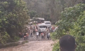 Camioneta con cuatro personas desaparece tras ser arrastrada por río en Constanza