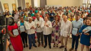 Paliza encabeza entrega de más de 300 títulos de propiedad en Samaná