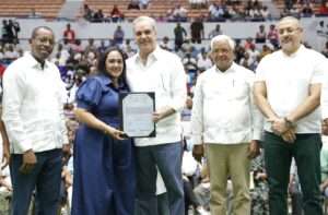 Abinader entrega en La Romana 1,600 títulos de propiedad