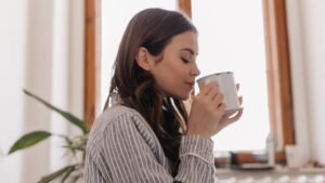 Beber café a diario, el hábito que podría ayudar a envejecer con salud y vitalidad