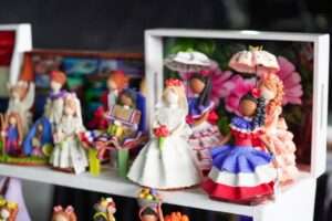 Escuelas laborales desarrollan feria artesanal