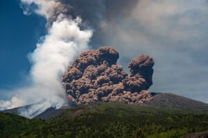 5 datos claves sobre Etna, el volcán que volvió a entrar en erupción en Italia