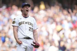 Yelich dispara su cuadrangular 14 y los Cerveceros vencen Cardenales