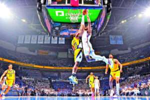 Jalen Williams anotó 40 puntos, la mayor cantidad en su carrera en playoffs, el MVP Shai Gilgeous-Alexander agregó 31 y el Oklahoma City Thunder se acercó a una victoria del título al vencer el lunes 120-109 a los Indiana Pacers en el quinto juego de las Finales de la NBA. Fue la décima vez —y, por mucho, la más importante— que las estrellas del Thunder sumaron más de 70 puntos en un partido. Williams encestó 14 de 24 tiros de campo, y Gilgeous-Alexander añadió 10 asistencias. Pascal Siakam anotó 28 puntos para Indiana, que ahora va perdiendo 3-2 en la serie y será anfitrión del sexto partido el jueves por la noche. TJ McConnell añadió 18 para los Pacers, que redujeron una desventaja de 18 puntos a dos en el último cuarto, y luego vieron al Thunder alejarse de nuevo, y para siempre. "Es un equipo realmente bueno", dijo Williams. "A la final no se llega tropezando". Cierto. Pero ahora todo favorece al Thunder. Los equipos que ganan el quinto partido de una final de la NBA con un empate 2-2 han ganado la serie 23 veces en 31 oportunidades previas, lo que representa el 74 %. Y los equipos con una ventaja de 3-2 en la final han ganado 40 veces en 49 oportunidades previas, lo que representa el 82 %. Pero el quinto partido no fue fácil. Ni mucho menos. Perdiendo por 18 puntos al final del segundo cuarto, los Pacers —los reyes de la remontada en estos playoffs, con tantas victorias en esta postemporada tras ir perdiendo por 15 puntos o más (cinco) como el resto de la liga en conjunto, incluyendo el primer partido de esta serie— hicieron lo que saben hacer: recortar distancias. Y lo hicieron con Tyrese Haliburton reducido a un papel secundario en ataque debido a un problema en la pierna que se agravó en el primer cuarto. Liderados por McConnell, que anotó 13 puntos en poco menos de siete minutos del tercer cuarto, los Pacers se acercaron a cinco puntos al final de ese cuarto. Entonces, Siakam se puso manos a la obra: un par de tiros libres a falta de 9:19 puso a Indiana a cuatro puntos, y un triple, aproximadamente un minuto después, puso el marcador en 95-93. En la era del relato jugada a jugada de la NBA, a partir de los playoffs de 1997, los equipos con ventajas de 15 puntos o más en la final tenían un balance de 80-9. Ahora, con un resultado de 81-9, el Thunder estará a una victoria de distancia. "Sinceramente, ese fue exactamente el mismo partido que el primero", dijo Williams. "Aprender de estas finales es lo que hace bueno a un equipo". Una victoria más y su equipo será certificado como