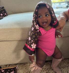Cardi B muestra por primera vez el rostro de su hija Blossom Belles