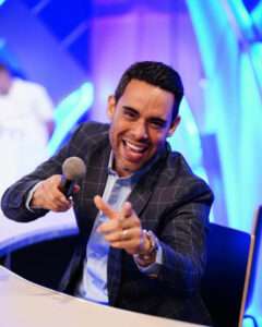 Albert Mena se despide del programa "Más Roberto"