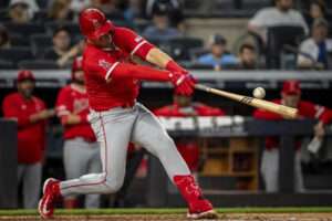 Los Angelinos derrotan a los Yanquis por error tardío de Volpe