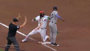 Elly De la Cruz dispara jonrón, triple y sencillo en la victoria de los Reds contra los Yankees