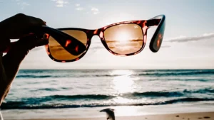Cuidar tus ojos en verano no es opcional: especialista lanza advertencia sobre los daños del sol