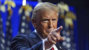Trump firma nuevas restricciones migratorias que afectan a más de una docena de países