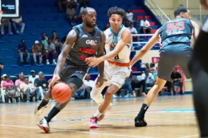 Leones resisten presión y se llevan el triunfo ante Titanes
