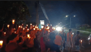 Vecinos de La Ureña y Cancela en SDE protestan con velas por desalojos «Ilegales»