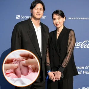 El mánager de los Dodgers, Dave Roberts, le regala un auto de lujo de juguete rosa a la hija de Shohei Ohtani