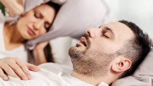 7 estrategias de Harvard para reducir los ronquidos y dormir mejor