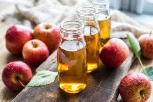 ¿Para qué sirve tomar vinagre de manzana con agua?