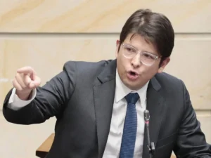 Adolescente acusado de balear a candidato presidencial en Colombia se declara inocente