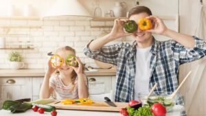 Cómo los padres ayudan a moldear los hábitos alimenticios de sus hijos