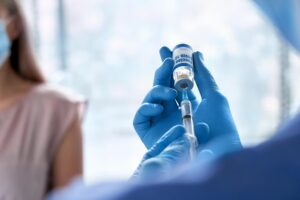 La vacuna contra el COVID protege contra daño renal durante la infección