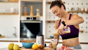 En gimnasios, redes sociales y dietas personalizadas, la proteína ha ganado un estatus casi mítico. Es común escuchar que “más proteína, más músculo”. Sin embargo, expertos en nutrición deportiva advierten que esta visión simplista puede llevar a desequilibrios alimentarios y limitar el verdadero potencial físico. La mayoría de las personas, especialmente en países como Estados Unidos, ya consume más proteína de la necesaria, mientras descuida otros nutrientes clave como los carbohidratos complejos. Los productos cotidianos que te están envenenando lentamente Te puede interesar: Los productos cotidianos que te están envenenando lentamente Stella Volpe, presidenta del American College of Sports Medicine, y la nutricionista Abbey Sharp, cuestionaron en diálogo con Fortune los excesos y plantean una visión más estratégica de la ingesta proteica, ajustada a la rutina y estilo de vida de cada persona. Recomendaciones diarias básicas de proteína La cantidad de proteínas a La cantidad de proteínas a consumir puede variar dependiendo las edades y sexo de las personas (Freepik) Las pautas dietéticas del Departamento de Agricultura de Estados Unidos establecen que la mayoría de los nutricionistas recomiendan una ingesta diaria de 0,8 a 1,2 gramos de proteína por kilogramo de peso corporal para adultos. Los 3 alimentos milenarios que consumen en Nicoya, una de las seis zonas azules del mundo Te puede interesar: Los 3 alimentos milenarios que consumen en Nicoya, una de las seis zonas azules del mundo Para ilustrar este cálculo, una persona que pesa aproximadamente 63,6 kilogramos debe consumir entre 51 y 76 gramos de proteína diariamente. Federica Amati, nutricionista registrada, señala que la mayoría de personas no necesita preocuparse por su consumo proteico diario, ya que quienes ingieren suficientes calorías durante el día probablemente satisfacen o superan sus necesidades de proteína. Los adultos mayores requieren cantidades superiores, y Sharp recomienda que aumenten su ingesta diaria a 1,8 gramos por kilogramo de peso corporal para mantener la masa muscular y compensar los cambios metabólicos asociados con el envejecimiento. El ejercicio que reduce la presión arterial de forma significativa Te puede interesar: El ejercicio que reduce la presión arterial de forma significativa Variaciones según el nivel de actividad física Los expertos afirman que la Los expertos afirman que la cantidad de proteínas a consumir depende del ejercicio que realicen las personas (Imagen Ilustrativa Infobae) Stella Volpe explica que las necesidades proteicas varían principalmente según el nivel de actividad física. “Depende de la frecuencia, intensidad, tipo y tiempo que dedican al ejercicio”, afirma Volpe en declaraciones a Fortune. Las personas que realizan entre 20 y 30 minutos de ejercicio diario o asisten ocasionalmente a clases de Pilates no necesitan aumentar significativamente su consumo de proteína. “La ingesta diaria recomendada de 0,8 gramos por kilogramo para la mayoría de personas es realmente suficiente para sus necesidades”, indicó Volpe en diálogo con el mismo medio. En contraste, quienes practican ejercicio intenso, como los atletas que entrenan para maratones o realizan levantamiento de pesas frecuente e intenso, presentan necesidades proteicas superiores. Estos deportistas pueden considerar aumentar su ingesta diaria hasta 1,5 gramos por kilogramo de peso corporal. Casos especiales: atletas de resistencia Los corredores de maratón, aunque no desarrollan músculo de la misma manera que los levantadores de pesas, tienen las mismas necesidades proteicas elevadas. Los atletas de resistencia, incluyendo corredores, ciclistas y triatletas, experimentan un alto grado de descomposición muscular durante sus entrenamientos prolongados, lo que justifica el aumento en el consumo proteico. Volpe también promueve la periodización nutricional, un concepto que implica ajustar la ingesta de proteína según los ciclos de entrenamiento. Durante períodos de entrenamiento menos intenso, recomienda reducir el consumo proteico para evitar excesos innecesarios y mantener un equilibrio nutricional óptimo. La importancia de otros macronutrientes La proteína no es el único macronutriente que contribuye a la reparación muscular. Volpe enfatiza que los atletas deben priorizar los carbohidratos post-ejercicio, especialmente durante las dos horas posteriores al entrenamiento, cuando la reparación muscular es crucial. Después del ejercicio, los depósitos de glucógeno del cuerpo se agotan. Estas reservas constituyen la fuente de energía preferida del organismo, y su reposición inmediata después del entrenamiento es fundamental para mantener los niveles energéticos e iniciar la recuperación. Volpe recomienda la leche con chocolate como refrigerio ideal post-entrenamiento, debido a su equilibrio perfecto entre carbohidratos y proteína. Sharp revela que “la mayoría de atletas que poseen los cuerpos más en forma, sus dietas contienen 60% de carbohidratos o más”. Mientras que Volpe añade que estos deben ser carbohidratos complejos, provenientes de alimentos como granos integrales y batatas, que proporcionan energía sostenida y nutrientes adicionales. La especialista concluye con una perspectiva equilibrada sobre la suplementación proteica: “No es necesario. La mayoría de estadounidenses consume más proteína de la que necesita de todos modos”. Lo más importante, según Volpe, es asegurar una combinación saludable de carbohidratos, proteína y grasa que respalde tanto el rendimiento deportivo como la salud general.