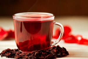 Té de hibisco, un aliado natural para equilibrar la hidratación y proteger el corazón