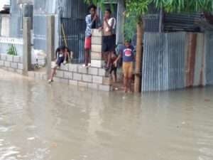 Residentes de Santo Domingo denuncian riesgo por fuga de agua en sector Agua Loca