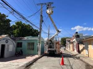 Edesur adecúa redes eléctricas, instala transformadores y normaliza clientes en Baní