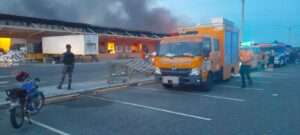Incendio afecta nave del Merca Santo Domingo