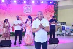 Diputado Joselito Echavarría celebra por todo lo alto a las madres de Santo Domingo Este