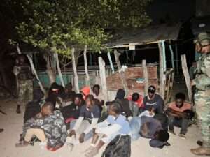 Ejército intercepta a 42 migrantes haitianos en zona rural de Montecristi