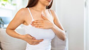 Cambios en los senos durante la menopausia, señales comunes que no deben alarmar