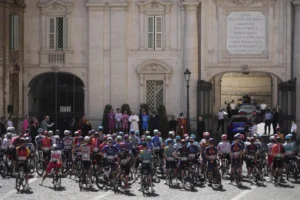El Papa León XIV bendice ciclistas