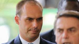 Un hijo de Bolsonaro abre la puerta a ser candidato a la Presidencia de Brasil en 2026