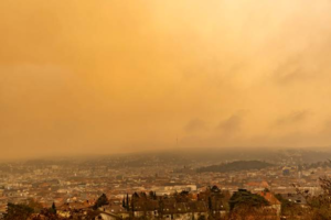 Poca lluvia y cielo gris por polvo del Sahara predominan este lunes en el país