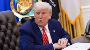 Trump amenaza con “multas a gran escala” a California por permitir participación de atleta transgénero