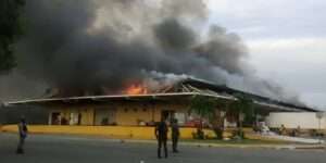 Unos 110 locales resultaron afectados en el incendio del merca santo domingo
