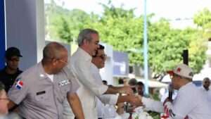 El Blachy cantó "Color de rosa" al presidente Abinader durante la inauguración del malecón de Samaná