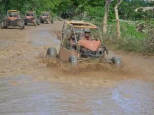 Accidente en Bayaguana: buggy impacta a joven motorista