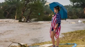 Inundaciones en Texas dejan 25 muertos y niñas desaparecidas