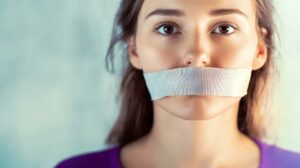 Advierten sobre una moda viral que puede ser riesgosa: usar cinta adhesiva en la boca para dormir